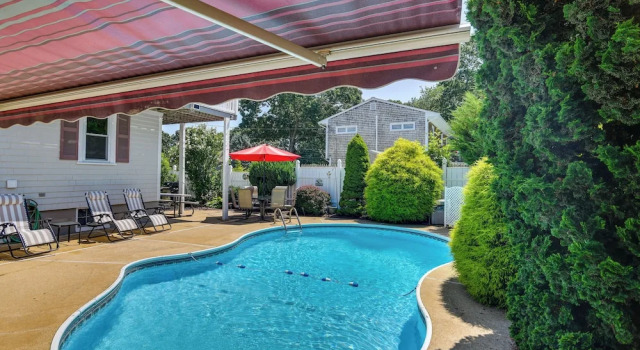 Коттедж с 4 комнатами с балконом 3 Mi to Dtwn & Beach! Bristol Home w/ Patio