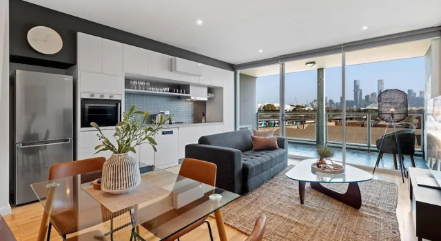 Modern 1-bed, City Skyline Views & Close to Shops