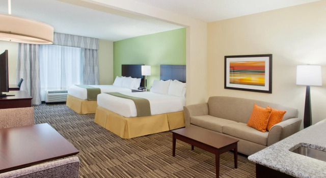 Четырёхместный люкс Holiday Inn Express Hotel & Suites Huntsville West - Research Park by IHG