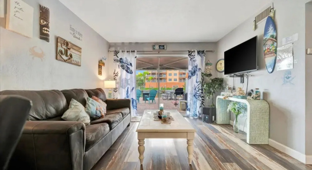 Dolphin Suite 2B Pet Friendly Waterfront Dock, Забронировать Апартаменты/квартира Отели Треже-Айленд с парковкой, рядом с St. Petersburg Municipal Beach, Парковка
