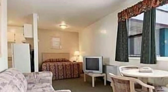 Четырёхместный номер Standard с балконом Super 8 by Wyndham Red Deer