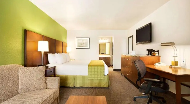 Двухместный номер Standard Ramada by Wyndham San Diego North Hotel & Conference Center