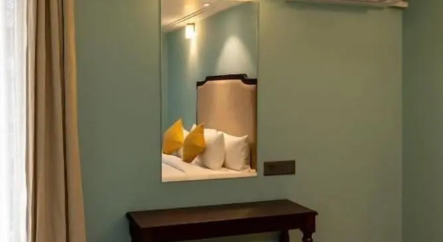 Saravana Grand Suites - A Unit of Saravana Bhavan Veg Tables Kochi, Забронировать Отель Коччи штат Керала, рядом с Остров Болгатти
