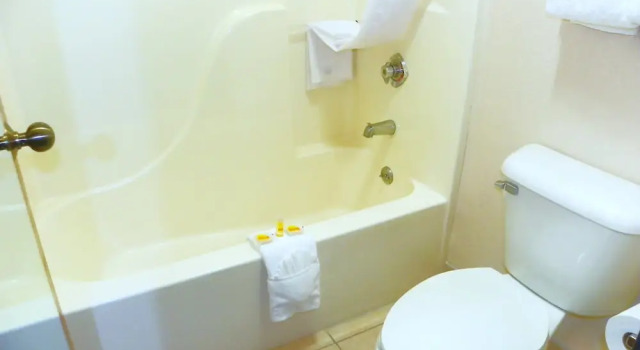 Люкс с балконом Royalton Inn & Suites Upper Sandusky