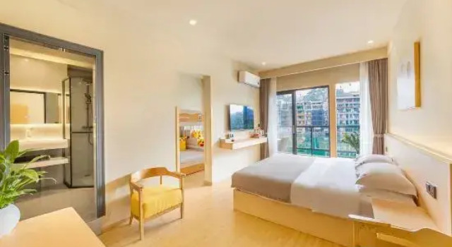 Семейный люкс с балконом и с видом на реку Jianxi • Nature Riverside Boutique Stay (Zhenyuan Ancient Town Xindaqiao)