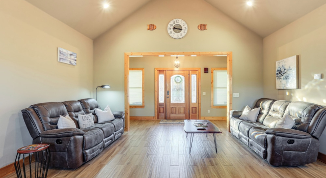 Fish the White River! Sleek Family Home in Flippin, Varaa Lomakoti  