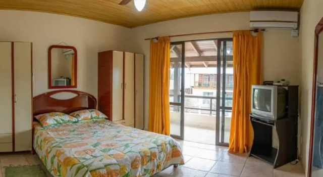 Casa 100m da praia, 10 pessoas, 3 quartos