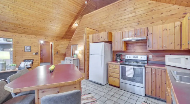 Коттедж Cozy Wisconsin Cabin w/ Deck, Kayaks & Lake Views!