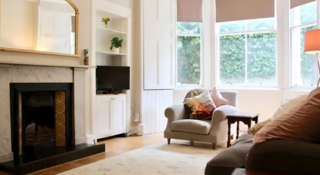Spacious 2 Bedroom Flat Near Edinburgh New Town, Забронировать Отель Бротон Эдинбург, рядом с Железнодорожный вокзал Эдинбург-Уэверли