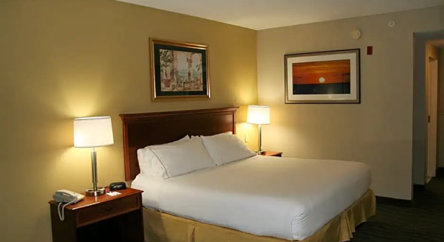 Трёхместный люкс Holiday Inn Express Hotel & Suites Brooksville West by IHG