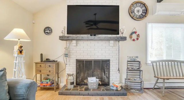6 Mi to Falmouth Village! Home with 2 Living Areas, Réserver Hôtel Falmouth Cap Cod