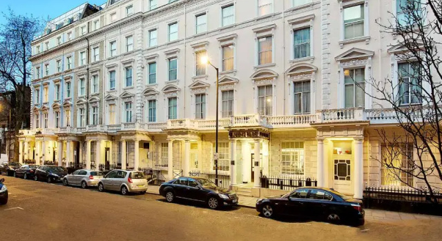 Кровать в общем номере Queens Park Hotel
