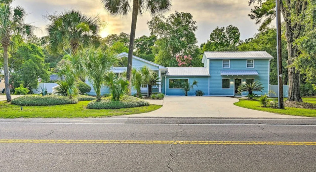 Коттедж Bright & Sunny Home ~ 14 Mi to Myrtle Beach!