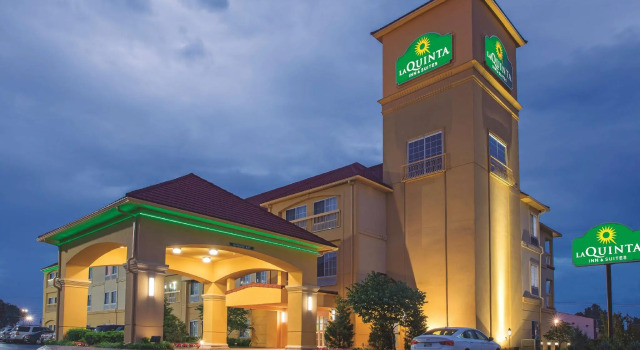 Кровать в общем номере La Quinta by Wyndham Tulsa Airport / Expo Square