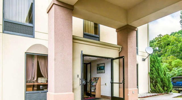Кровать в общем номере Econo Lodge Lookout Mountain