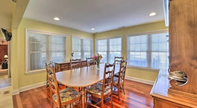 Коттедж с 5 комнатами с балконом Cape May Getaway with Private Deck and Hot Tub