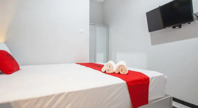 Camelia Boarding House by RedDoorz, Rezerwuj Hotel Hotele 3-gwiazdkowe w Malang, w pobliżu Universitas Brawijaya Malang, 3*