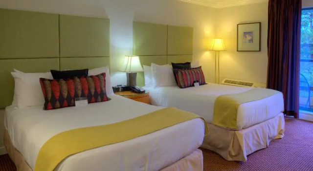 Двухместный номер Standard с балконом Executive Suites Hotel & Conference Center, Metro Vancouver
