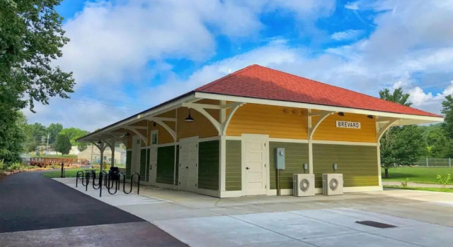Коттедж Bike Path Getaway in Town · On bike path, NEW KITCHEN,walk to St