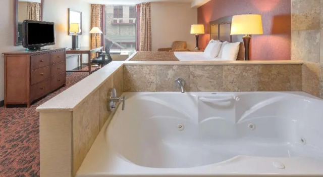 Полулюкс Premium Ramada by Wyndham Niagara Falls/Fallsview