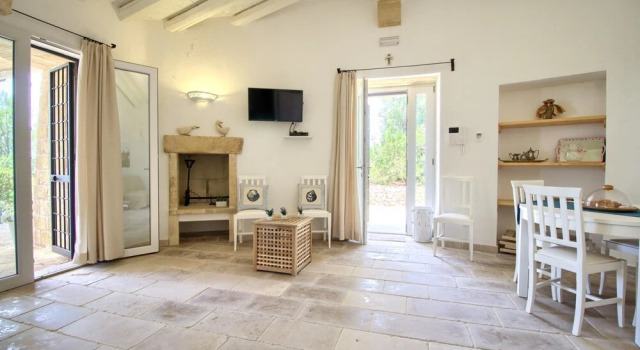 Minerva, Luxe Stone House