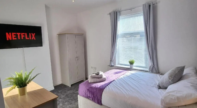 264 The Hungerford, Book Hotel Crewe 