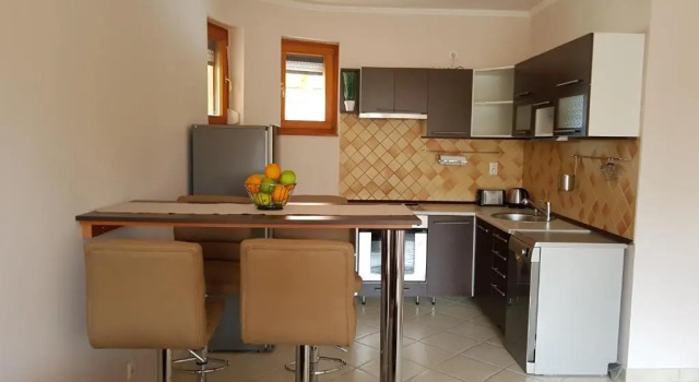 Napsugár Apartman, Забронировать Апартаменты/квартира Отели Балатонлелле с парковкой, рядом с Пляж Напфень, Парковка