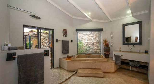 Foxy Crocodile Bush Lodge & Kruger Safaris
