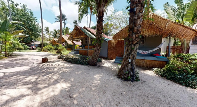 Бунгало с видом на сад Sea Love Beach Bar & Bungalows