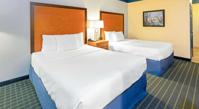 Четырёхместный номер Standard с видом на воду La Quinta by Wyndham Shawnee