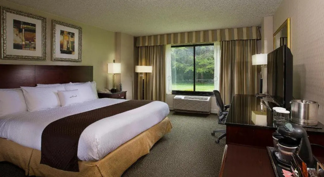 Двухместный люкс с 2 комнатами DoubleTree by Hilton Charlotte Airport