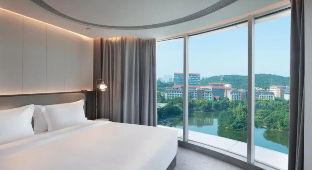 Полулюкс Crowne Plaza Wuhan Optics Valley by IHG