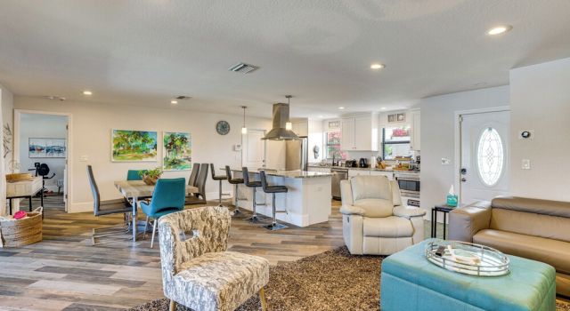 Modern Home w/ Pool & Canal Access in Cape Coral!, Varaa Lomakoti Huvilat kohteessa Florida, Villa