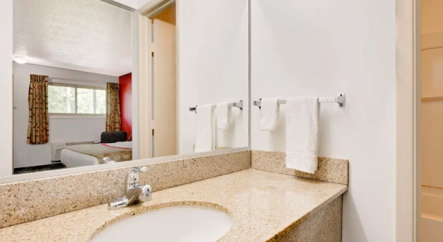 Четырёхместный номер Deluxe Ramada by Wyndham Cleveland Airport West