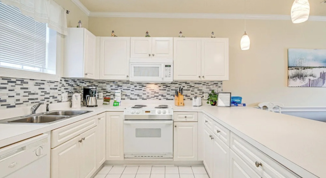 Pools & Golf, 2 Mi to Beach: Myrtle Beach Condo!, Забронировать Апартаменты/квартира Миртл-Бич Гранд-Странд, рядом с PineHills Palmetto at Myrtlewood Golf Club