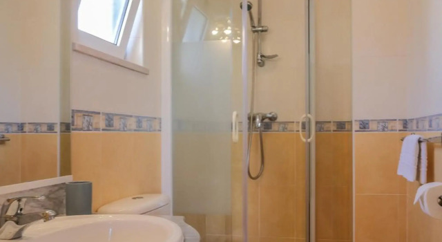 Top-floor 2 BR holiday home with sea view and pool, Rezerwuj Hotel Hotele w Algarve z parkingiem, Parking