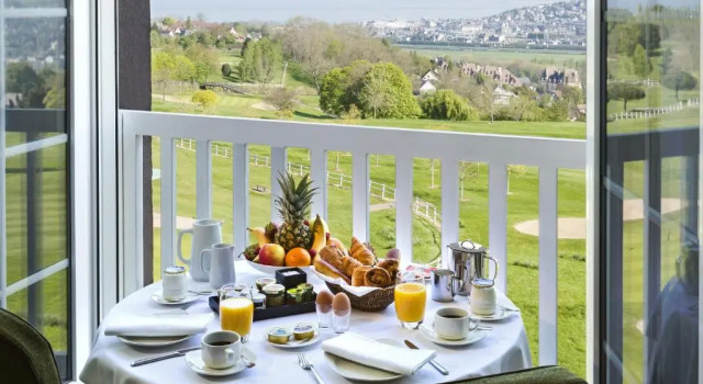 Номер Executive с видом на море Hôtel Barrière L'Hôtel du Golf Deauville