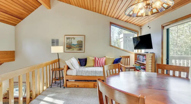 Private Hot Tub & Sharc Passes! Sunriver Home