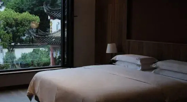 Семейный люкс с 2 комнатами Floral Lux Hotel · fan Dust Home New Song Dynasty Luxury and Hidden Designer Guesthouse