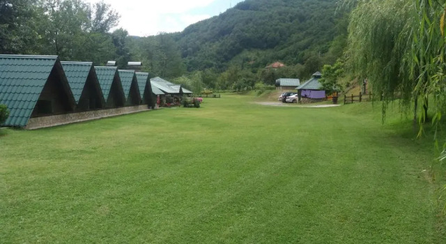 Бунгало с видом на воду Camping Drina