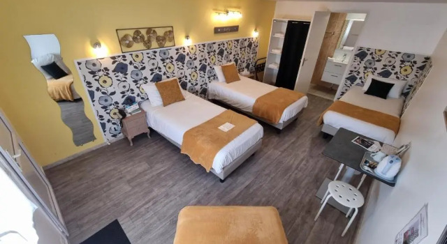Четырёхместный номер Standard CitHotel Les Atlantes Royan parking privé