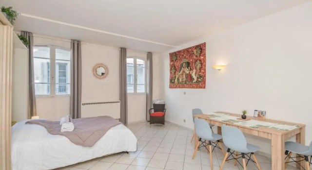 Large and bright studio with AC at the heart of Avignon - Welkeys, Забронировать Отель Авиньон ViaRhona
