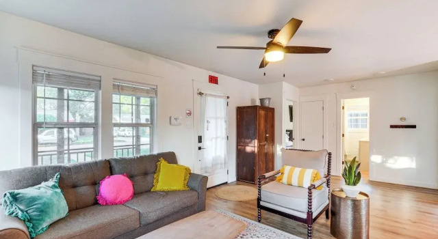 Chic Home ~ 2 Mi to TTU w/ Grill & Yard in Lubbock, Prenota Casa vacanze Hotel a Lubbock con parcheggio, Parcheggio