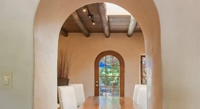 Коттедж Garcia St. Adobe - Historic District, Close to Canyon Road, Three Master Bedrooms, Great Outdoor Space