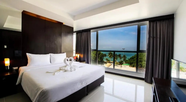 Люкс Угловой с видом на море Hotel Selection Pattaya