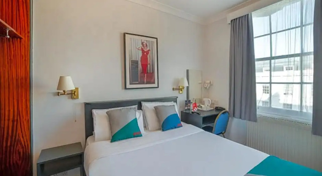 Номер Standard St Georges Hotel