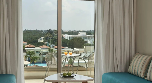 Четырёхместный номер Standard с видом на бассейн Atlantica Aeneas Resort