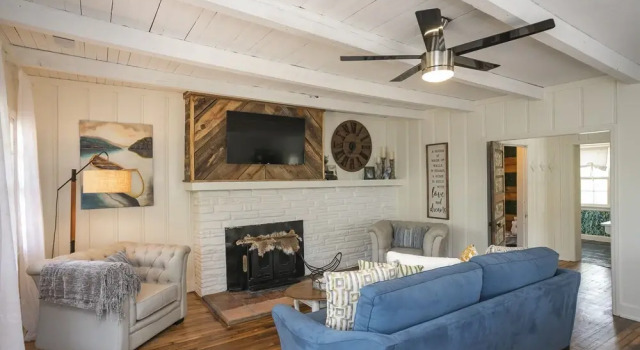 Cozy River Retreat w/ Private Beach within 20 minutes of the city, Buchen Sie Hotel Pegram Tennessee
