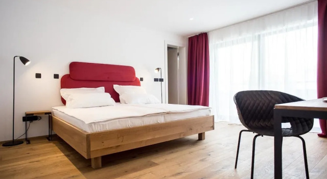 Двухместный номер Deluxe с балконом Vault Hotel