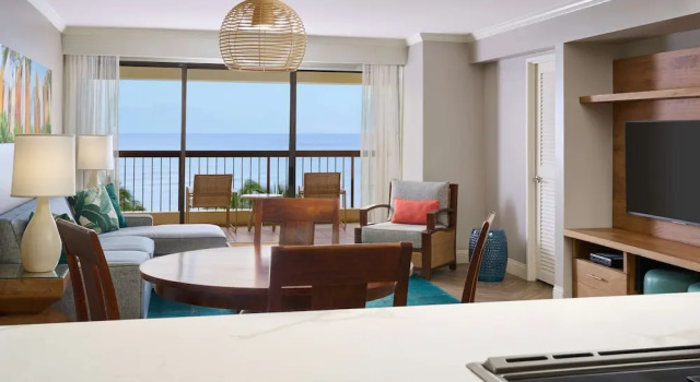 Номер Standard с 2 комнатами с балконом и oceanfront Aston Waikiki Beach Tower